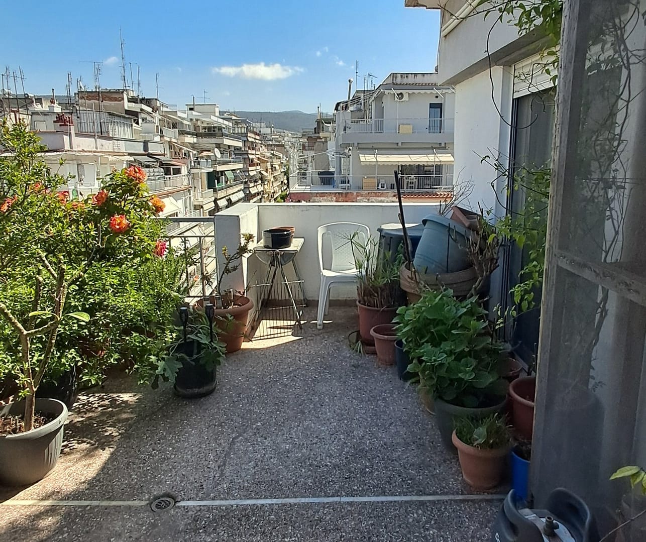 Βεράντα μετά τη διαμόρφωση Βεράντα ρετιρέ μετά τη διαμόρφωση με καθιστικό, τραπεζαρία, οργανωμένη φύτευση και χώρους χαλάρωσης