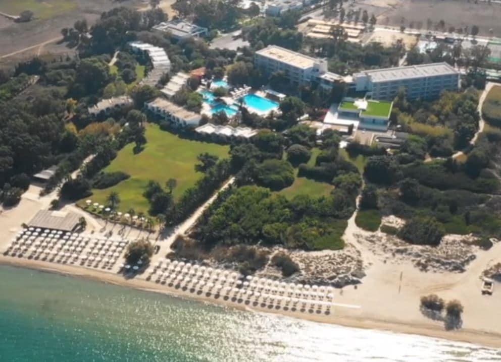 Caravia Beach: Η Αρχιτεκτονική της Φιλοξενίας